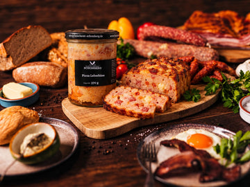 Pizza-Leberkäse aus dem Glas in Scheiben angebraten – passt auf die Raclette-Heizplatte (Foto KI-unterstützt nachbearbeitet, Serviervorschlag)