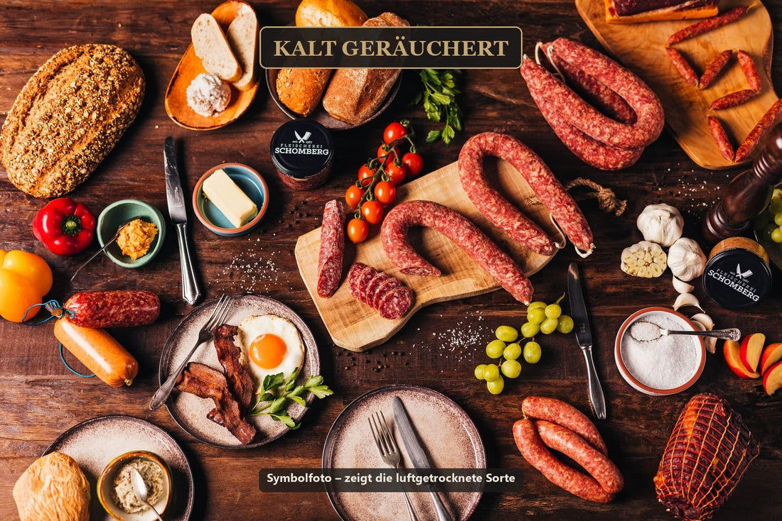 Runde Ahle Wurst der Fleischerei Schomberg auf gedecktem Tisch, gekennzeichnet als kalt geräuchert, Symbolfoto der luftgetrockneten Sorte
