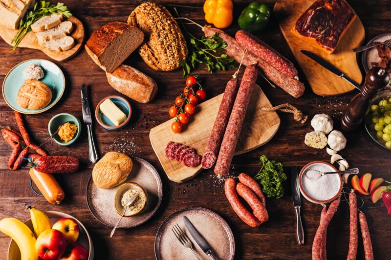 „Dünne Stracke – Ahle Wurst aus Nordhessen“, „Anschnitt dünne Stracke – Ahle Wurst“.