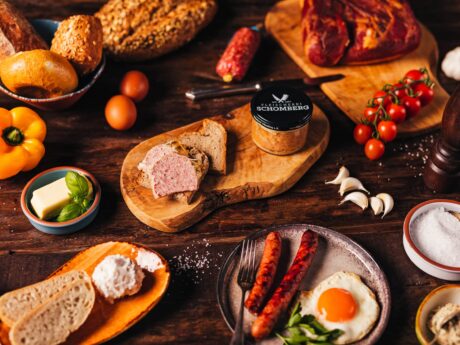 Gehacktes im Glas auf einem Holzbrett und Leckeres gehacktes verstrichen auf einem stück Brot