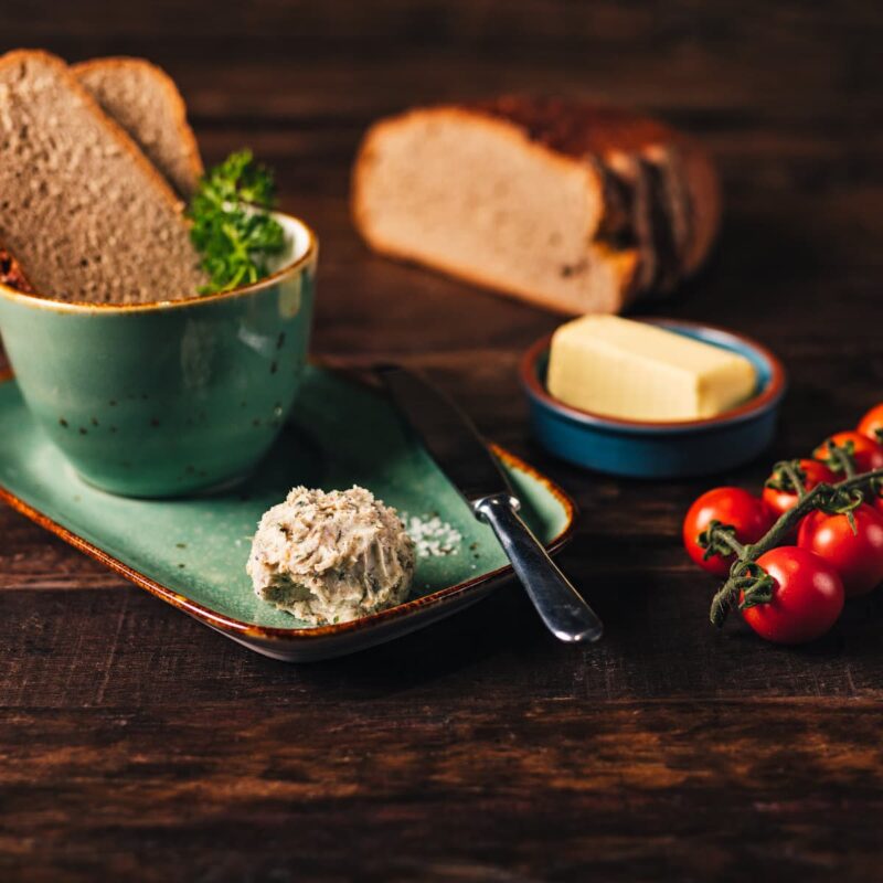 Hubertusschmalz Original aus Nordhessen, angerichtet mit einer Brotscheibe auf einem Teller