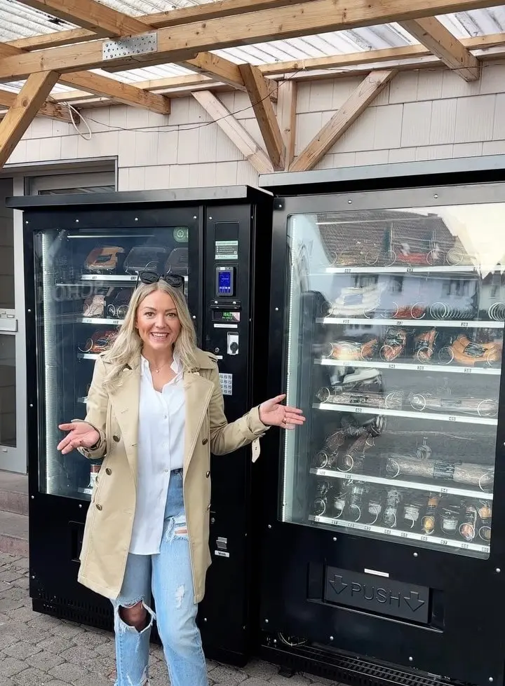 Aileen Friedrich von der Fleischerei Schomberg vor dem neuen Wurstautomaten in Fuldatal-Ihringshausen