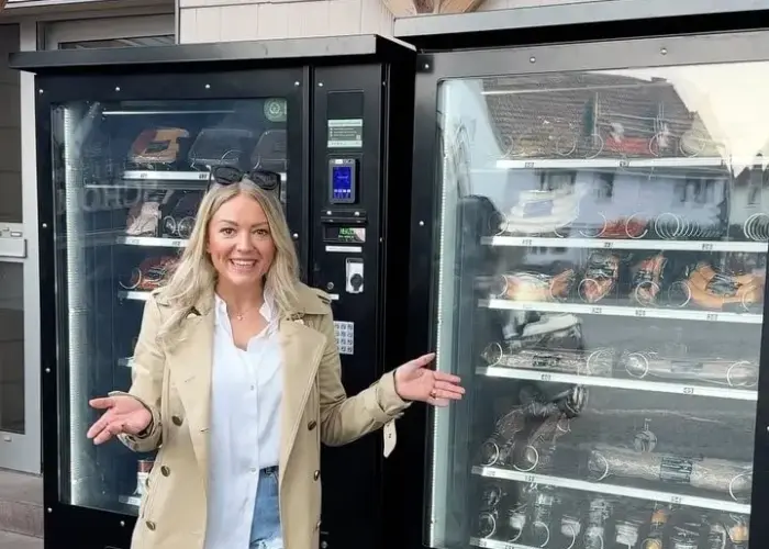 Aileen Friedrich Fleischerei Schomberg steht vor dem neuen Wurstautomaten in Kassel Ihringshausen, der rund um die Uhr regionale Wurstspezialitäten wie Ahle Wurscht anbietet